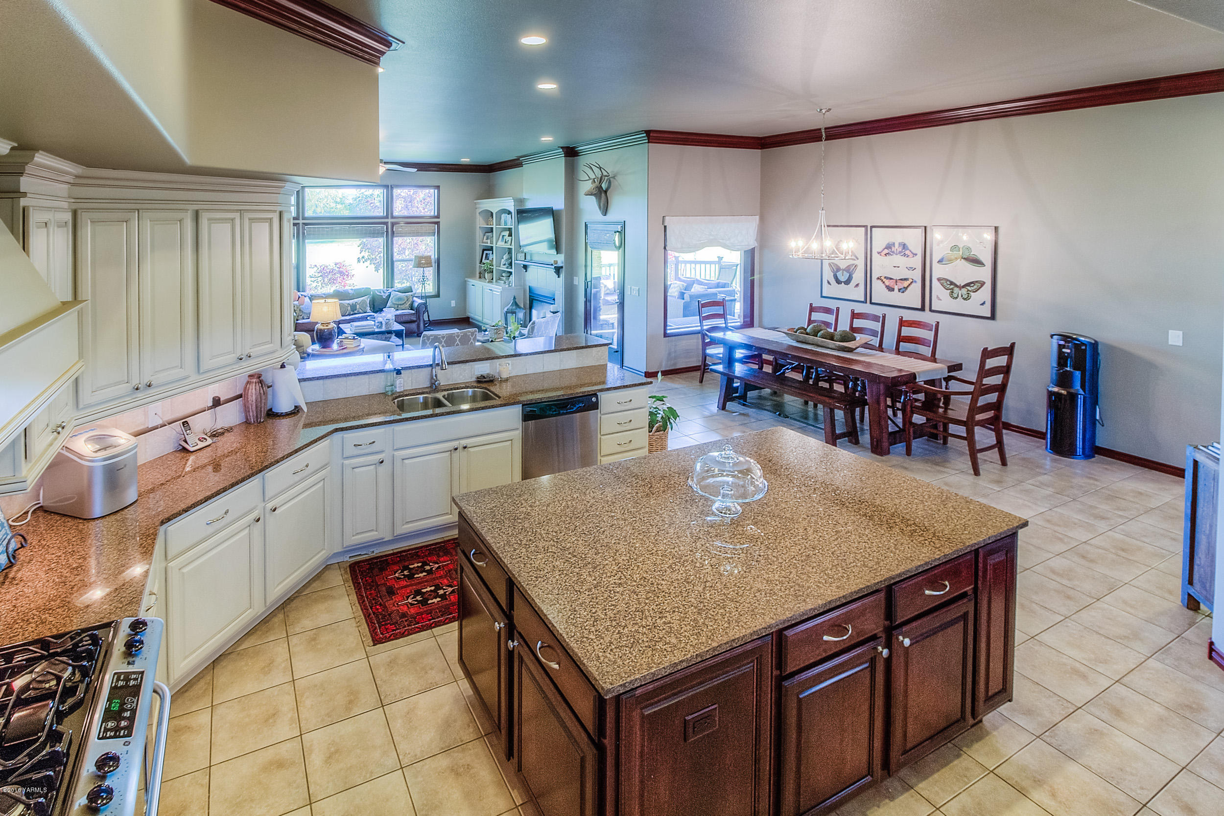 8970 Coolidge Road Yakima, WA 98903 - Photo 33 of 60 Gourmet Kitchen Large Island