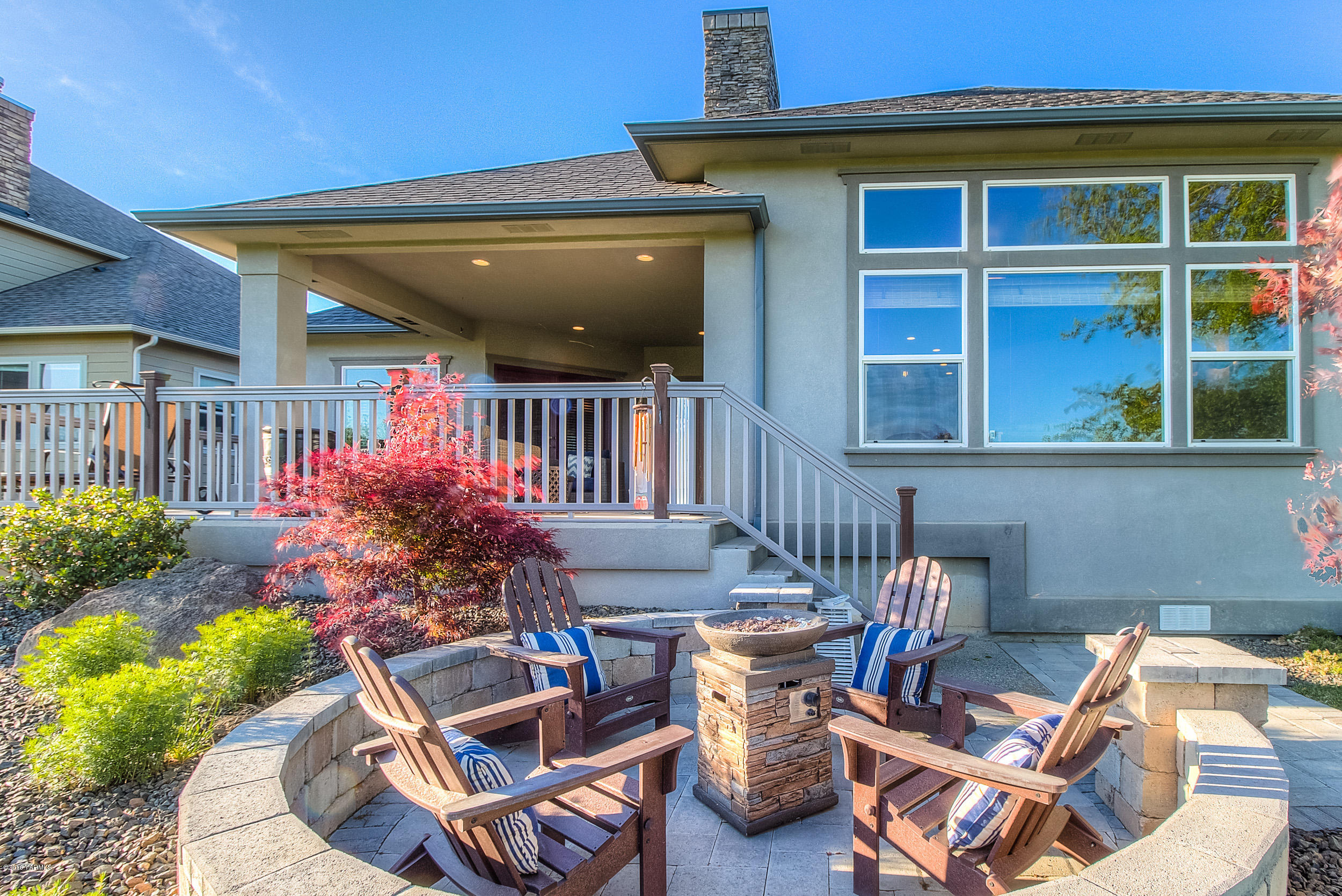 8970 Coolidge Road Yakima, WA 98903 - Photo 43 of 60 a front view of a house with outdoor seating