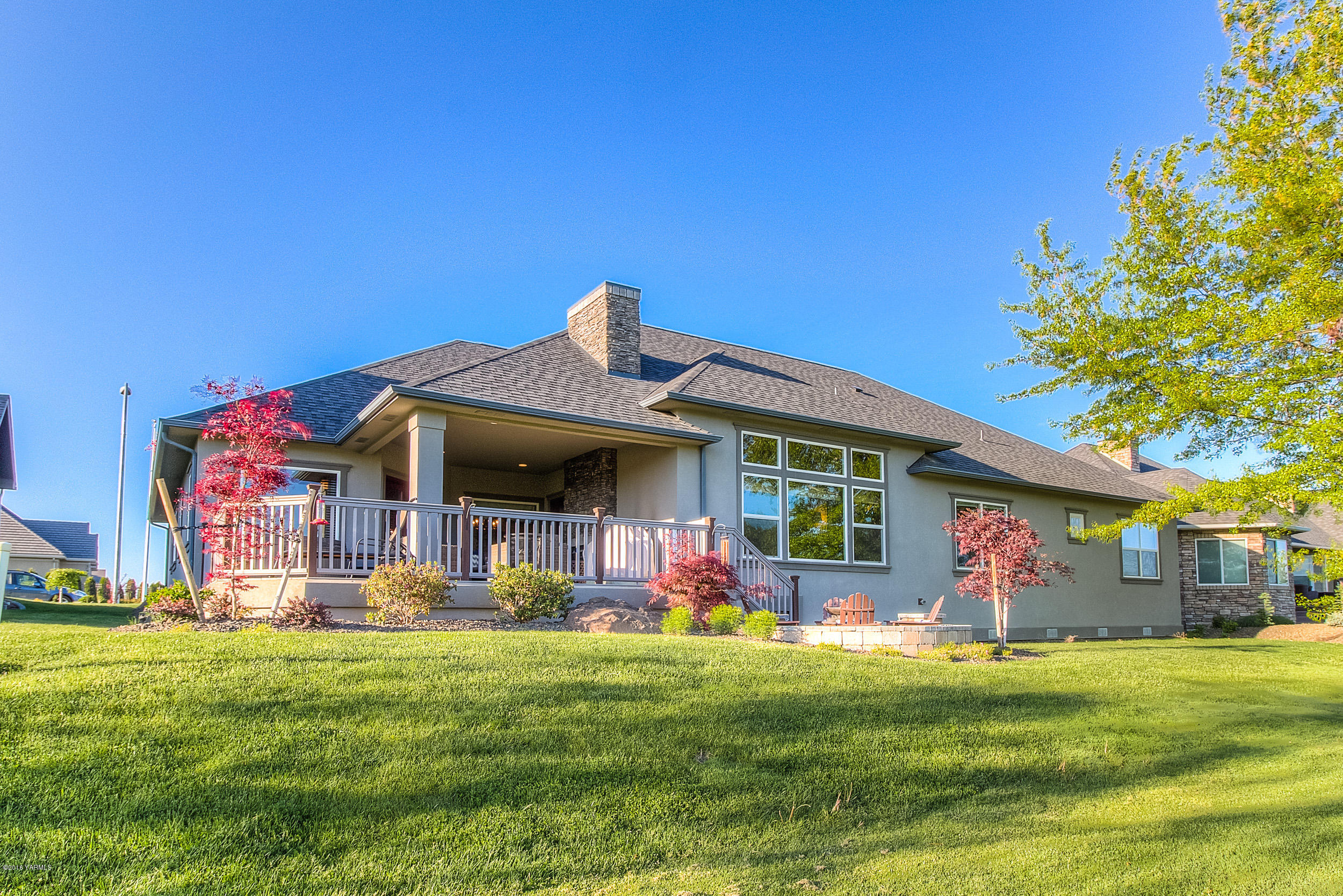 8970 Coolidge Road Yakima, WA 98903 - Photo 44 of 60 a front view of house with yard and outdoor seating