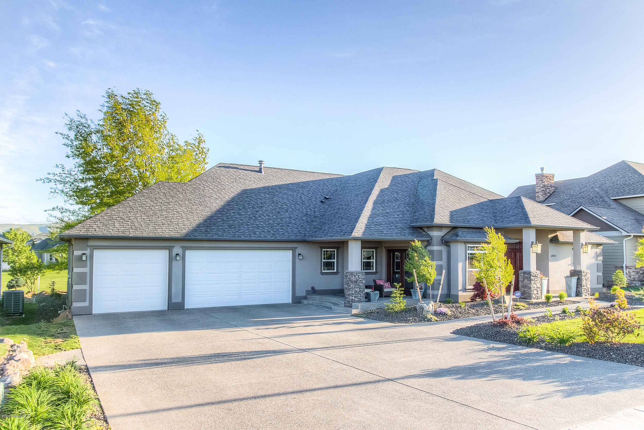8970 Coolidge Road Yakima, WA 98903 - Photo 48 of 60 a front view of a house with a garden and trees