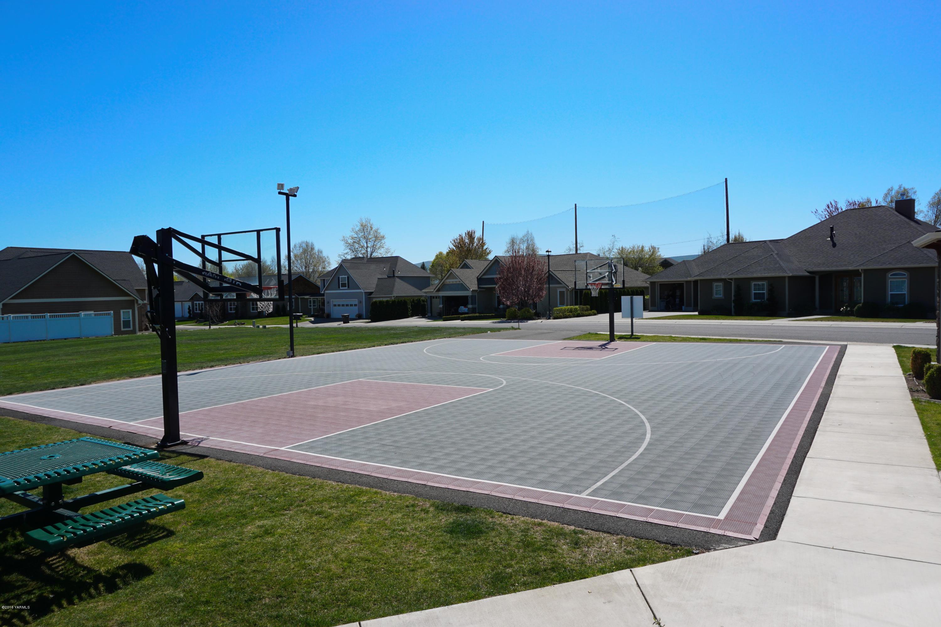 8970 Coolidge Road Yakima, WA 98903 - Photo 55 of 60 a view of a basketball court