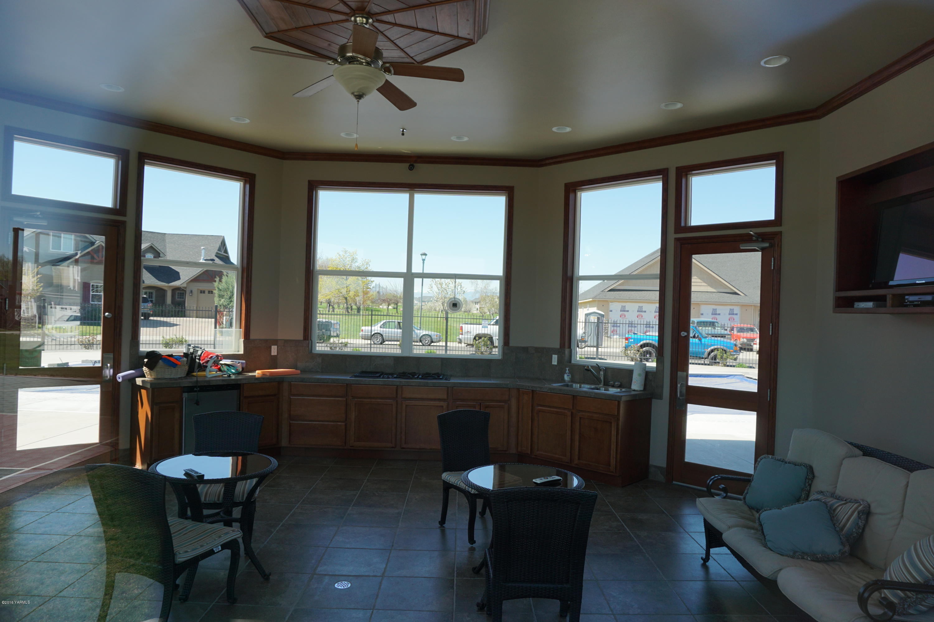 8970 Coolidge Road Yakima, WA 98903 - Photo 58 of 60 a living room with furniture and a large window