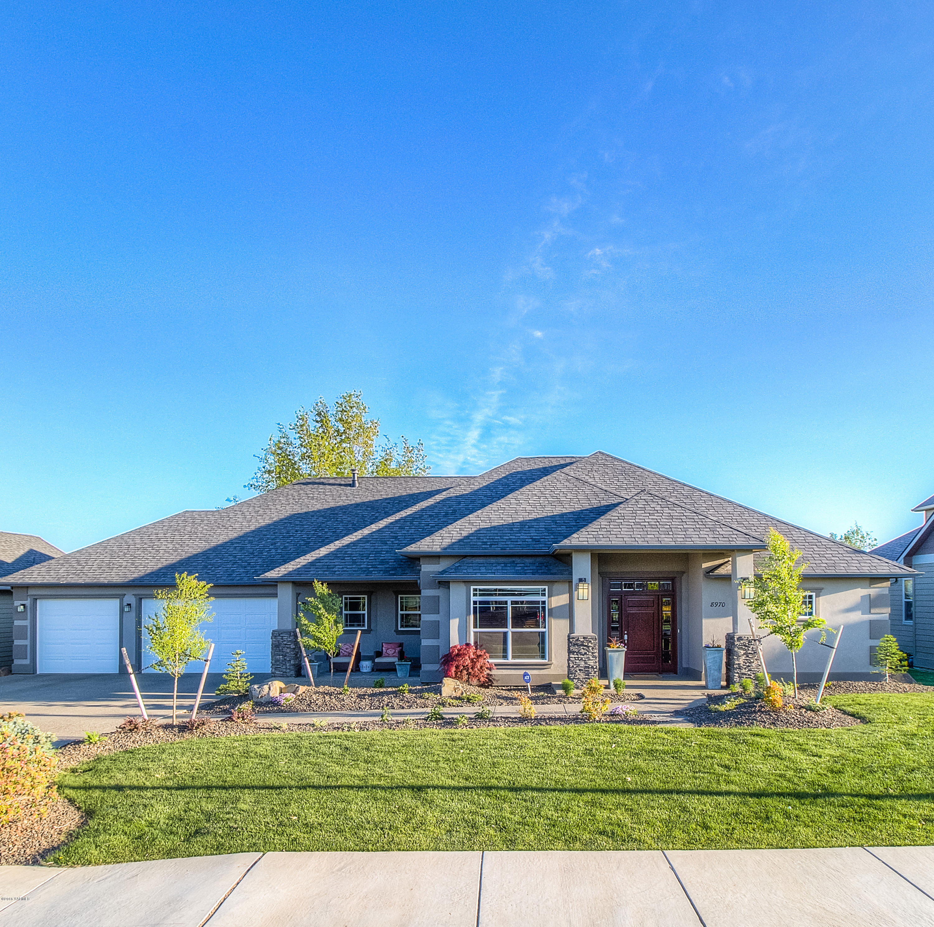 8970 Coolidge Road Yakima, WA 98903 - Photo 60 of 60 a front view of a house with garden