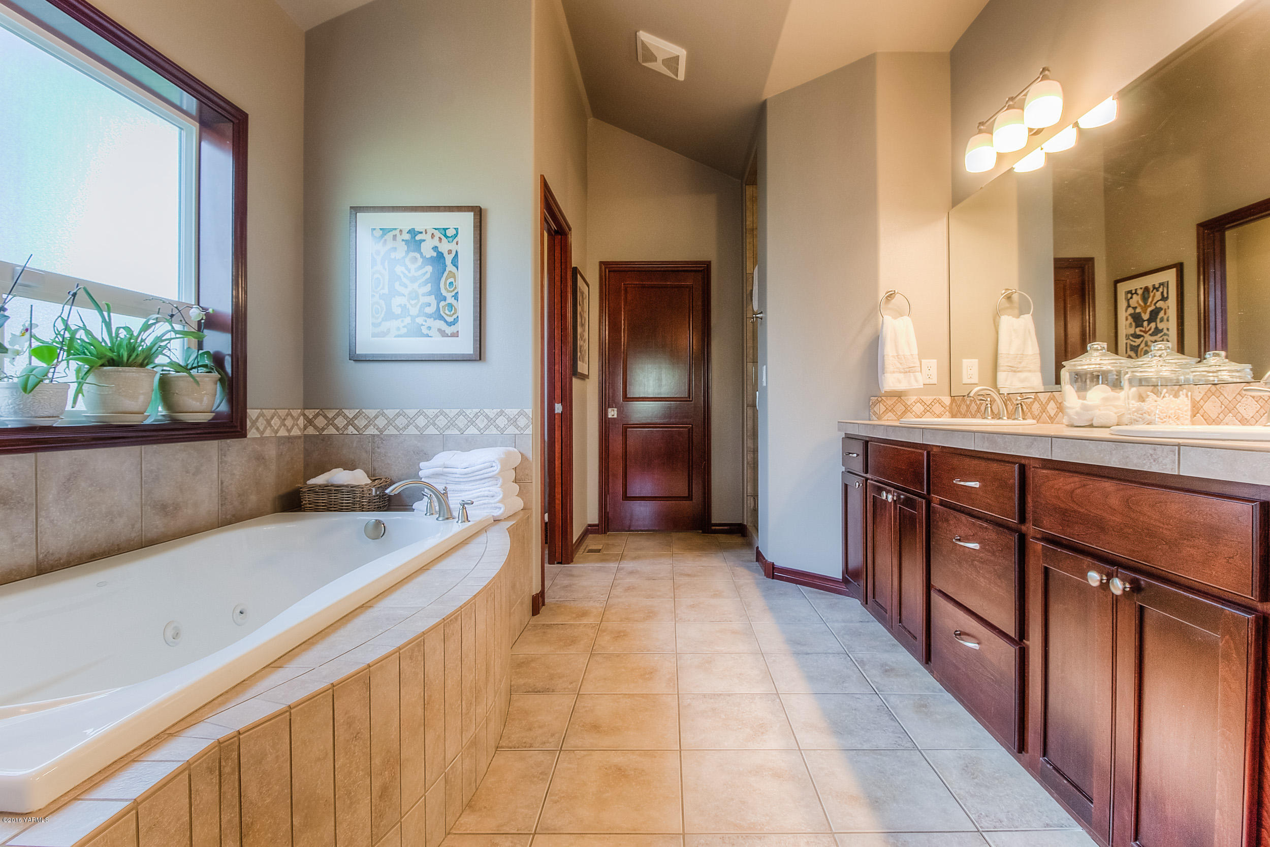 8970 Coolidge Road Yakima, WA 98903 - Photo 10 of 60 a bathroom with a sink and a bathtub