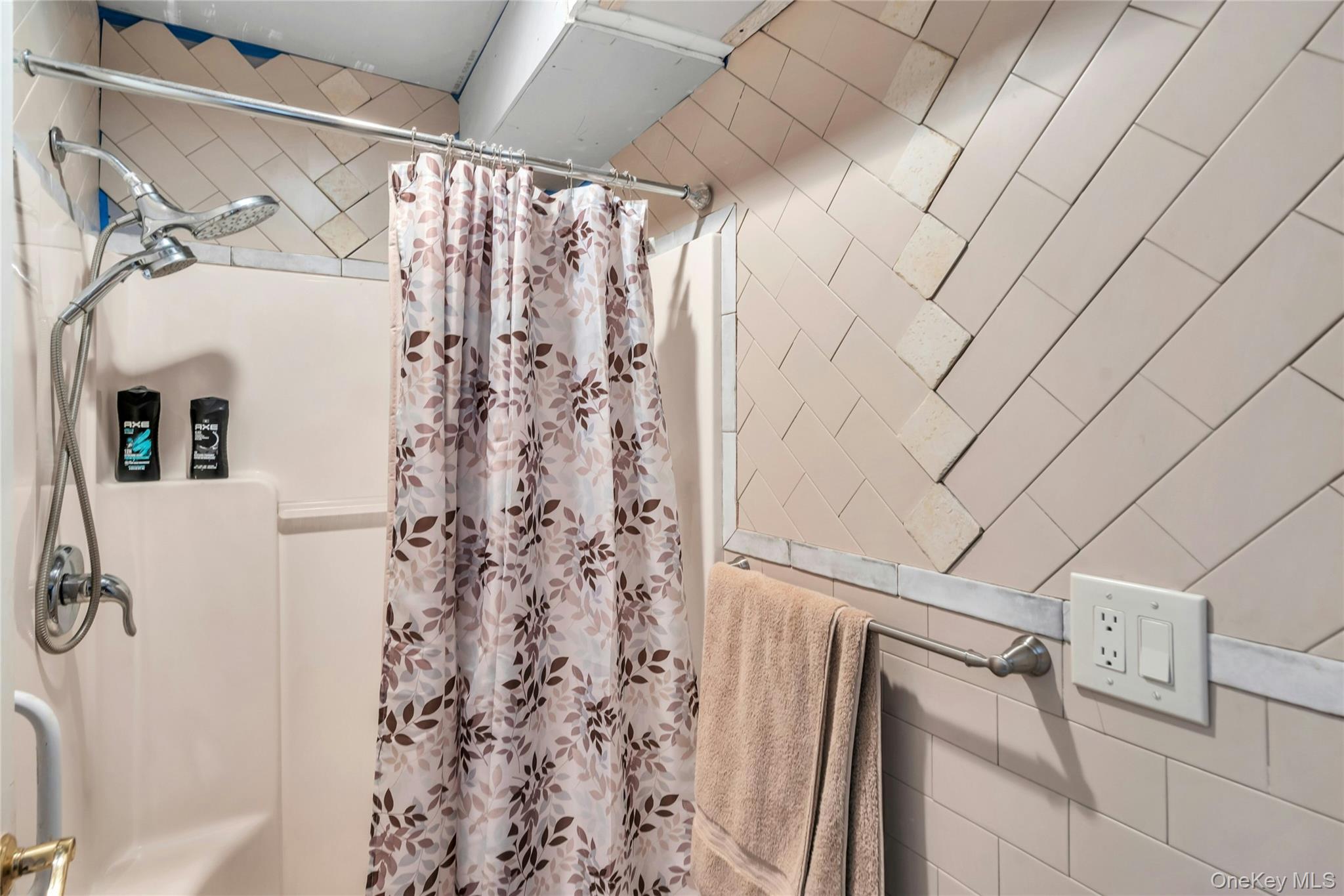 639 Townline Road Hauppauge, NY 11788 - Photo 15 of 28 a close view of a shower curtain and a shower curtain