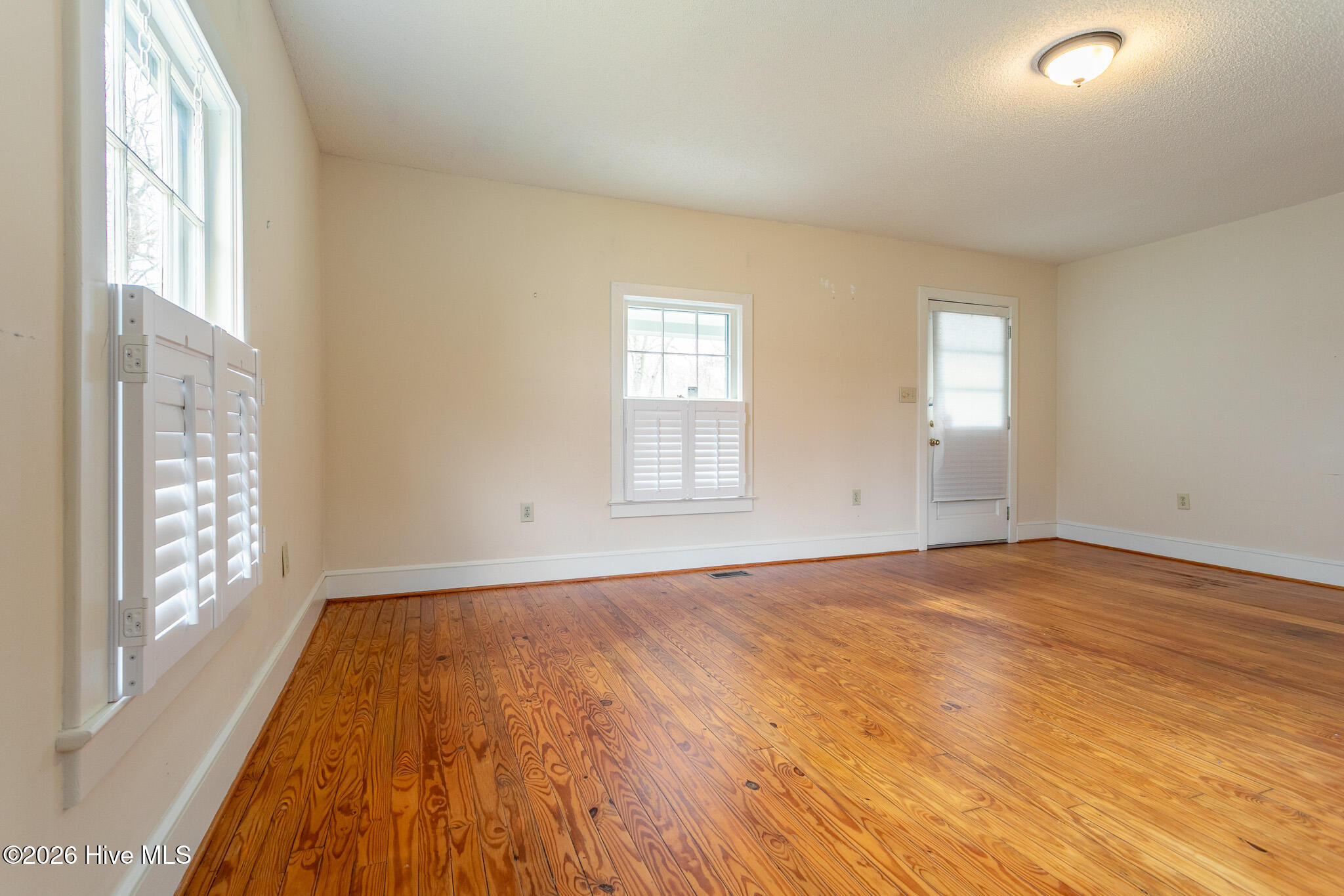 405 Phillips Street Edenton, NC 27932 - Photo 7 of 32 LivingRoom3