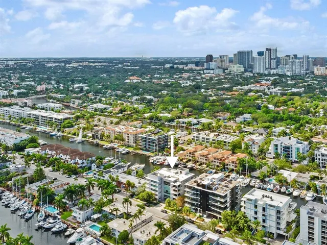 a view of a entrance gate of the house