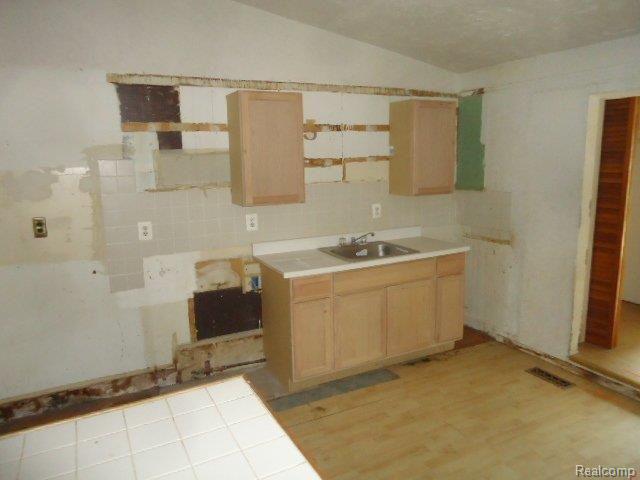 9527 Hazel Street Taylor, MI 48180 - Photo 14 of 26 261-899499-Kitchen (1).JPG