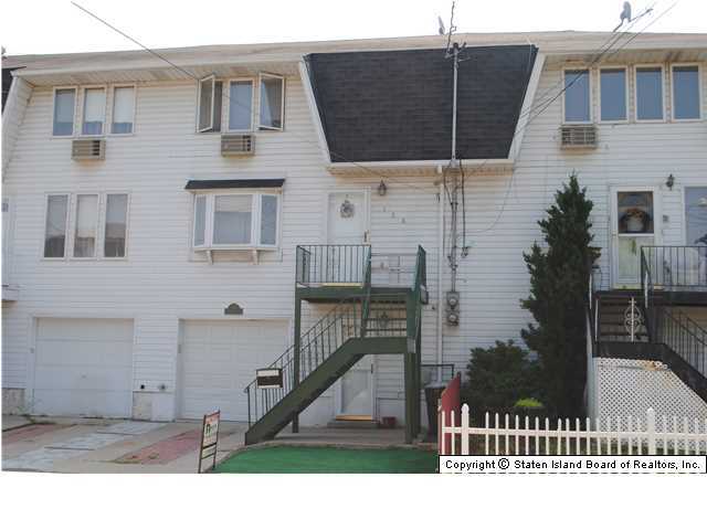 138 Robin Road Staten Island, NY 10305 - Photo 1 of 17 Primary Photo