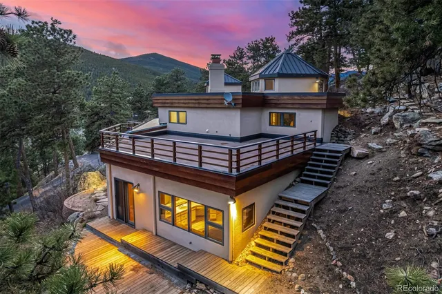 a view of a house with a backyard