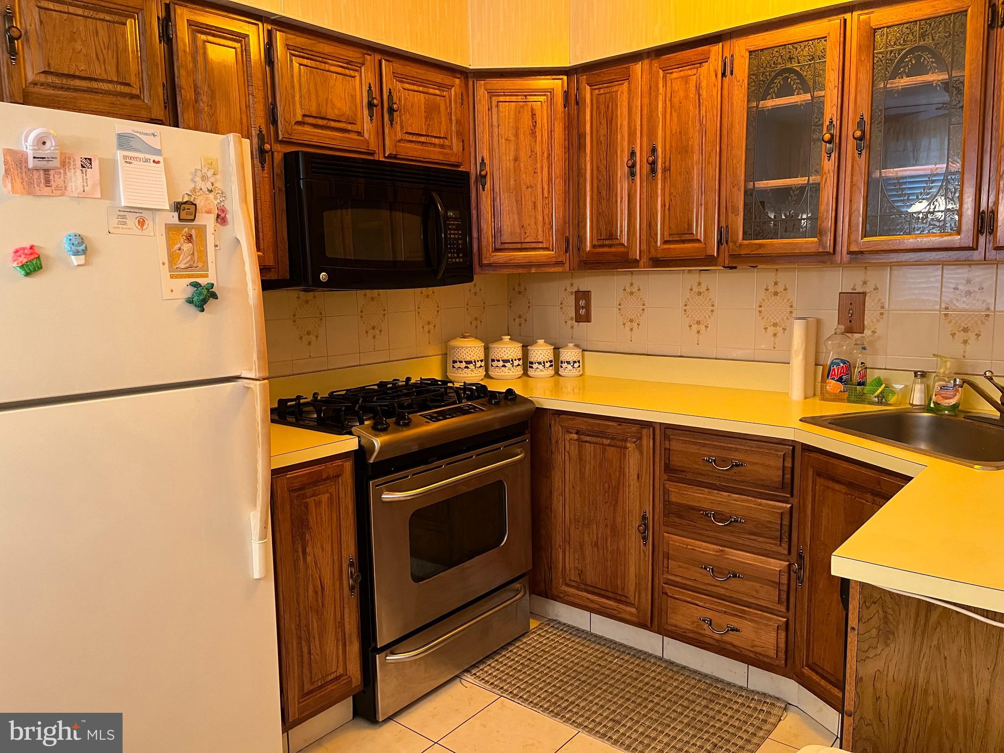 11724 Brandon Road Philadelphia, PA 19154 - Photo 19 of 56 Lovely Kitchen w/Lots of Wood Cabinets