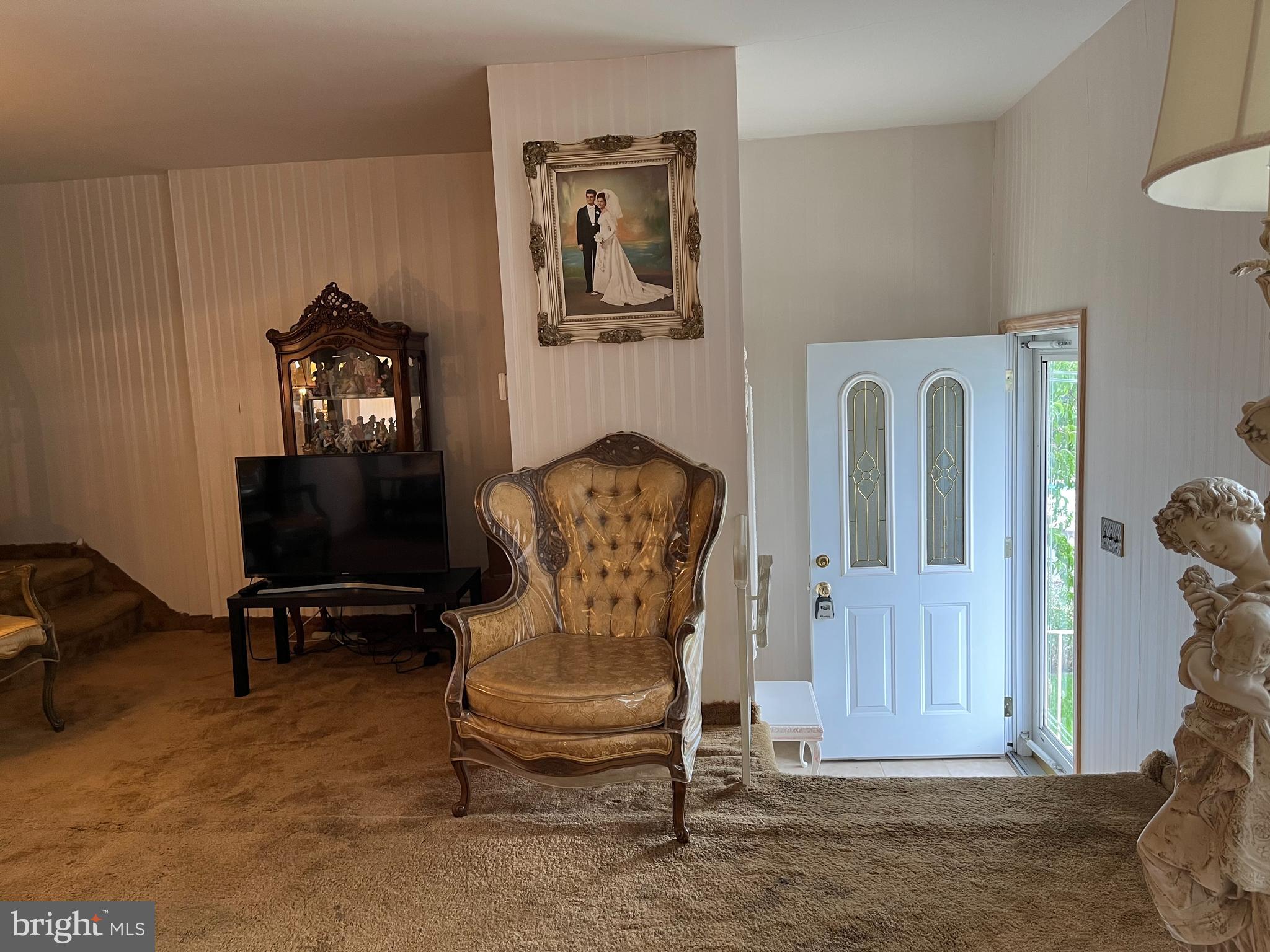 11724 Brandon Road Philadelphia, PA 19154 - Photo 6 of 56 Living Room Entry
