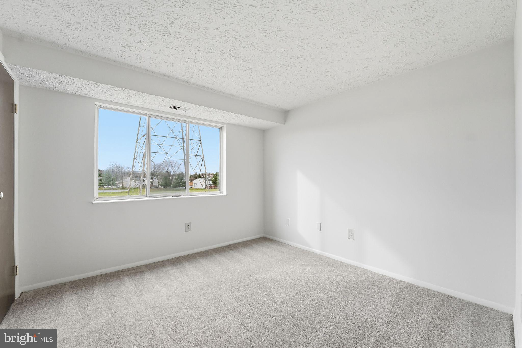 997 Heather Ridge Drive, Unit 3G Frederick, MD 21702 - Photo 4 of 14 an empty room with a window
