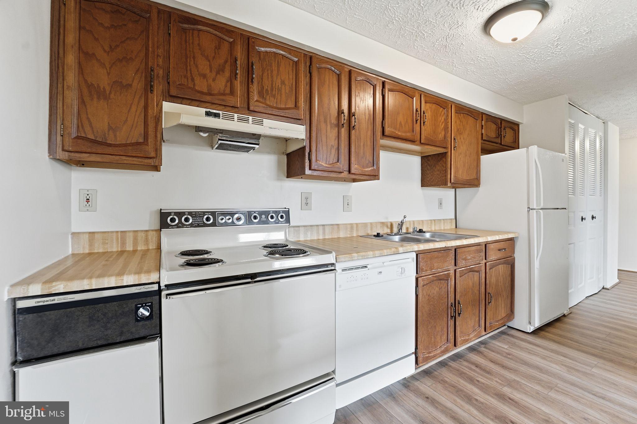 997 Heather Ridge Drive, Unit 3G Frederick, MD 21702 - Photo 7 of 14 a kitchen with stainless steel appliances granite countertop a refrigerator and a stove top oven