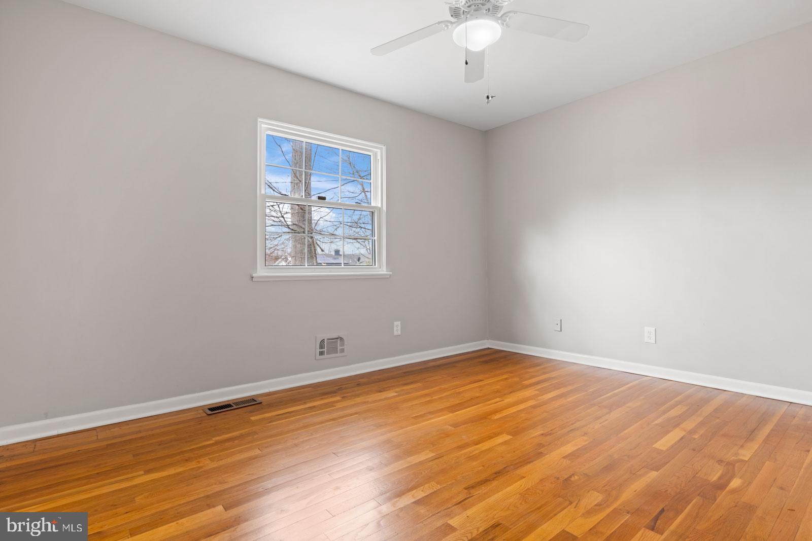 516 Nollmeyer Road Baltimore, MD 21220 - Photo 29 of 67 an empty room with a window