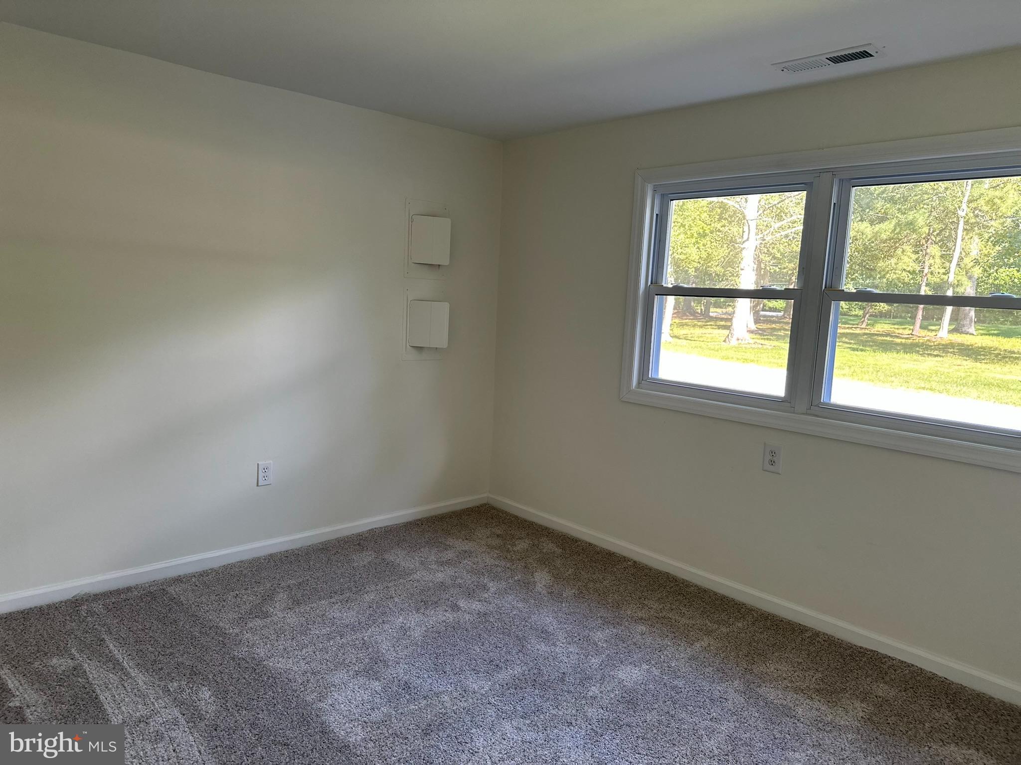 291 Union Street Glassboro, NJ 08028 - Photo 23 of 60 an empty room with a window