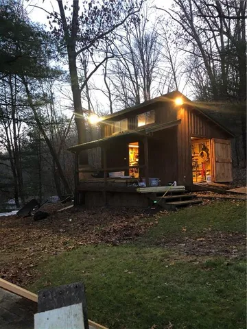 a view of a backyard