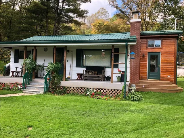 a view of a house with a yard
