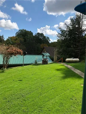 a view of a back yard