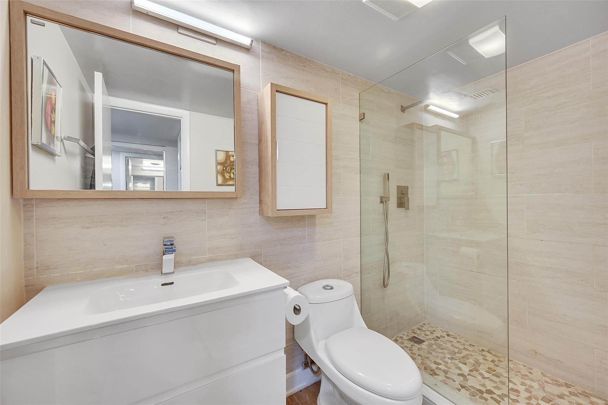 6441 Pumpkin Seed Circle, Unit 129 Boca Raton, FL 33433 - Photo 23 of 33 Guest bathroom