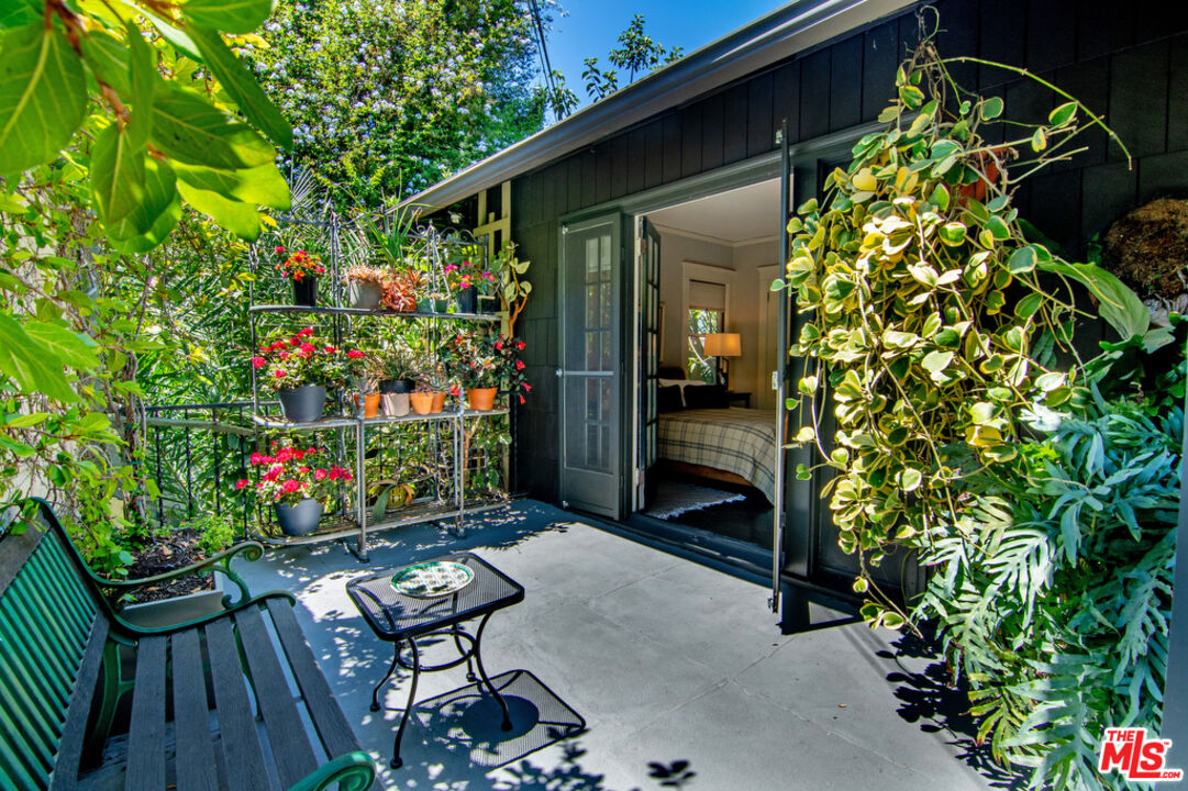 1918 Pinehurst Road Los Angeles, CA 90068 - Photo 27 of 66 a backyard of a house with lots of green space