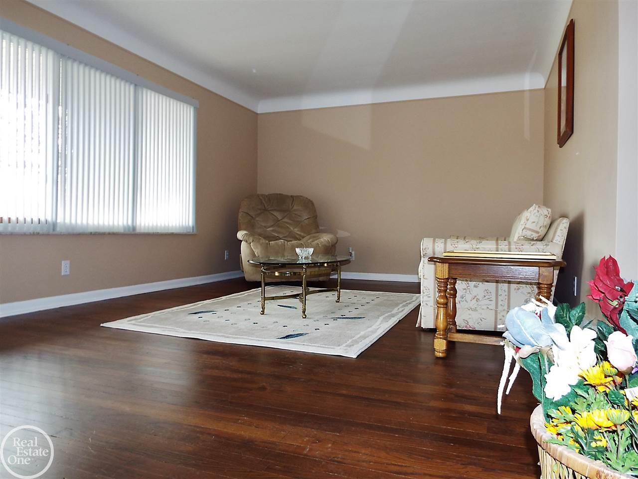 11147 Martin Warren, MI 48093 - Photo 4 of 30 31313251-3.JPG