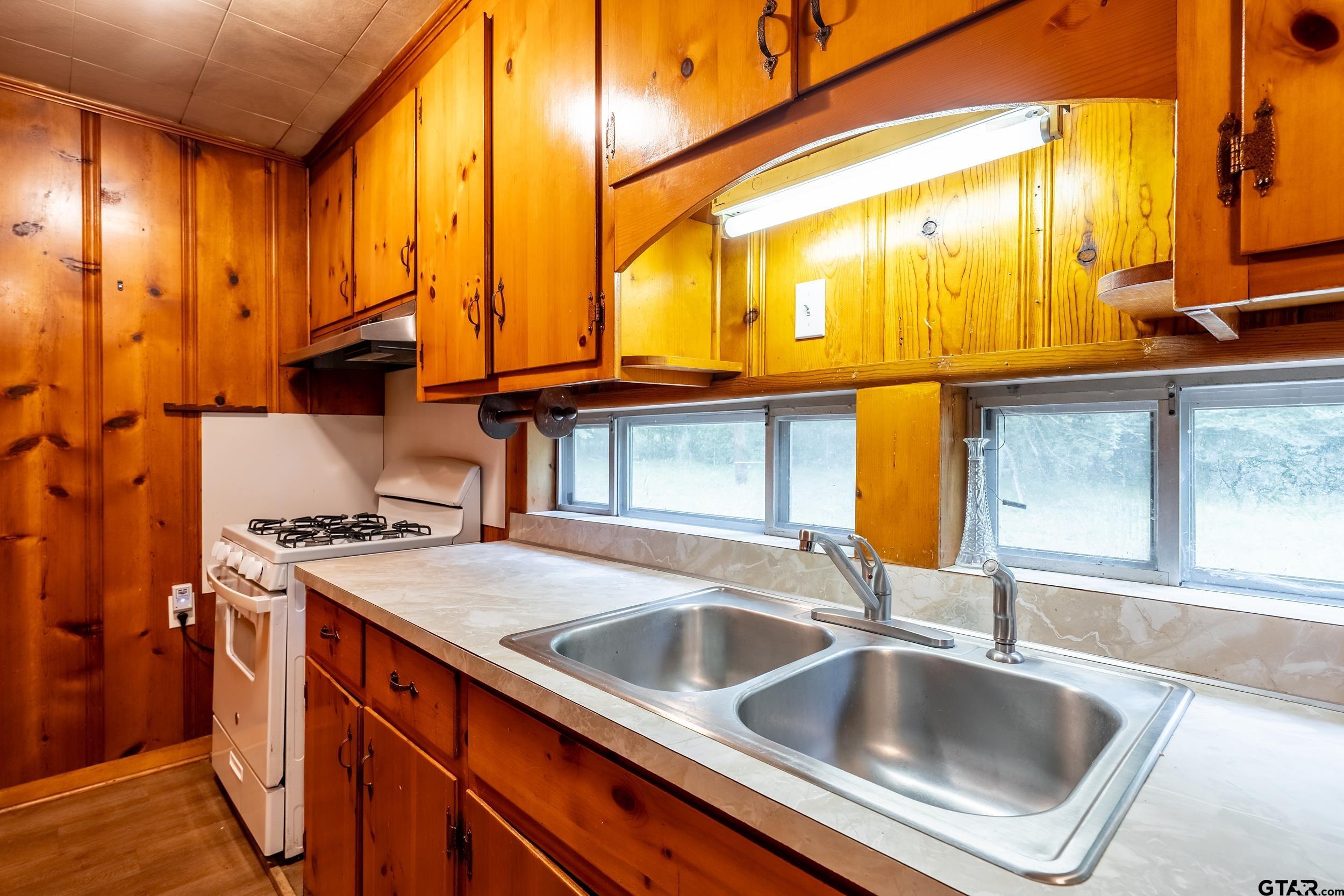 274 West Hill Street Rusk, TX 75785 - Photo 9 of 26 a kitchen that has a sink and a stove