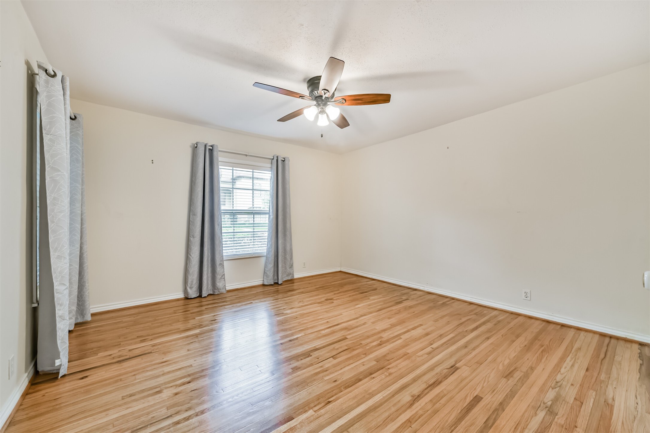 2511 Watts Street Houston, TX 77030 - Photo 26 of 34 Secondary bedroom (not staged)