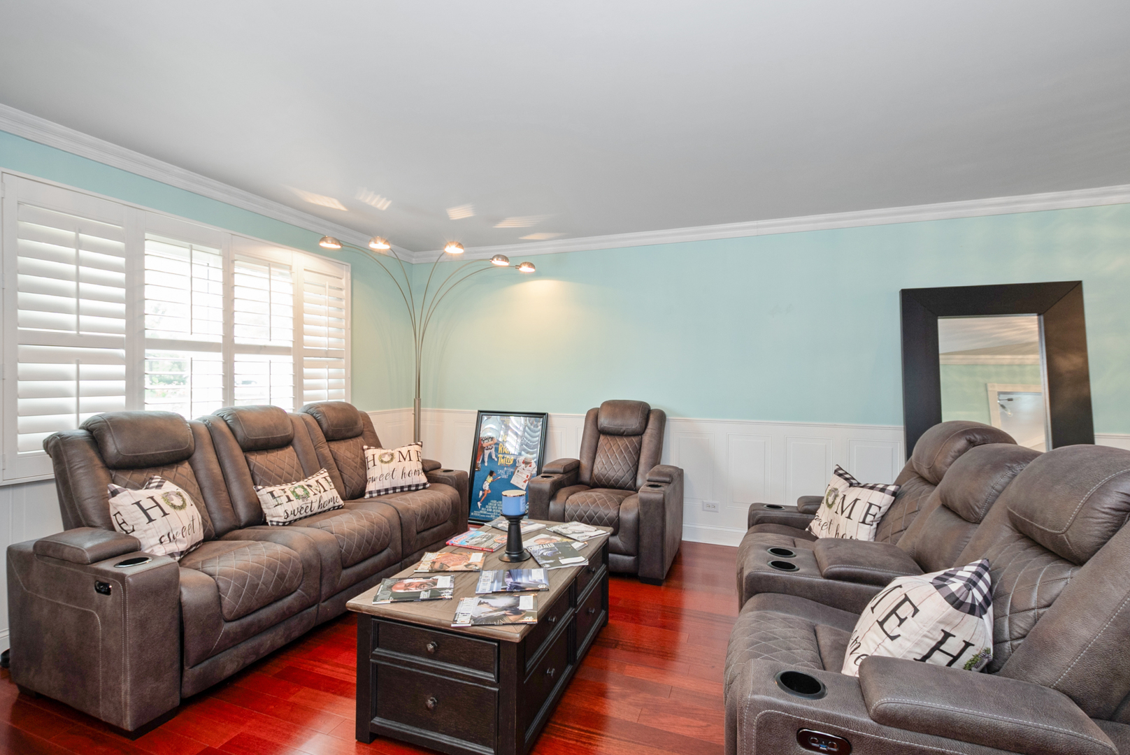13 Oakview Road Matteson, IL 60443 - Photo 2 of 23 a living room with furniture window and a wooden floor