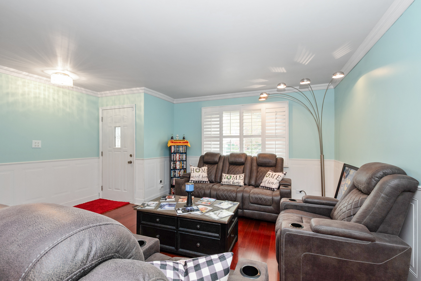 13 Oakview Road Matteson, IL 60443 - Photo 4 of 23 a living room with furniture and a chandelier