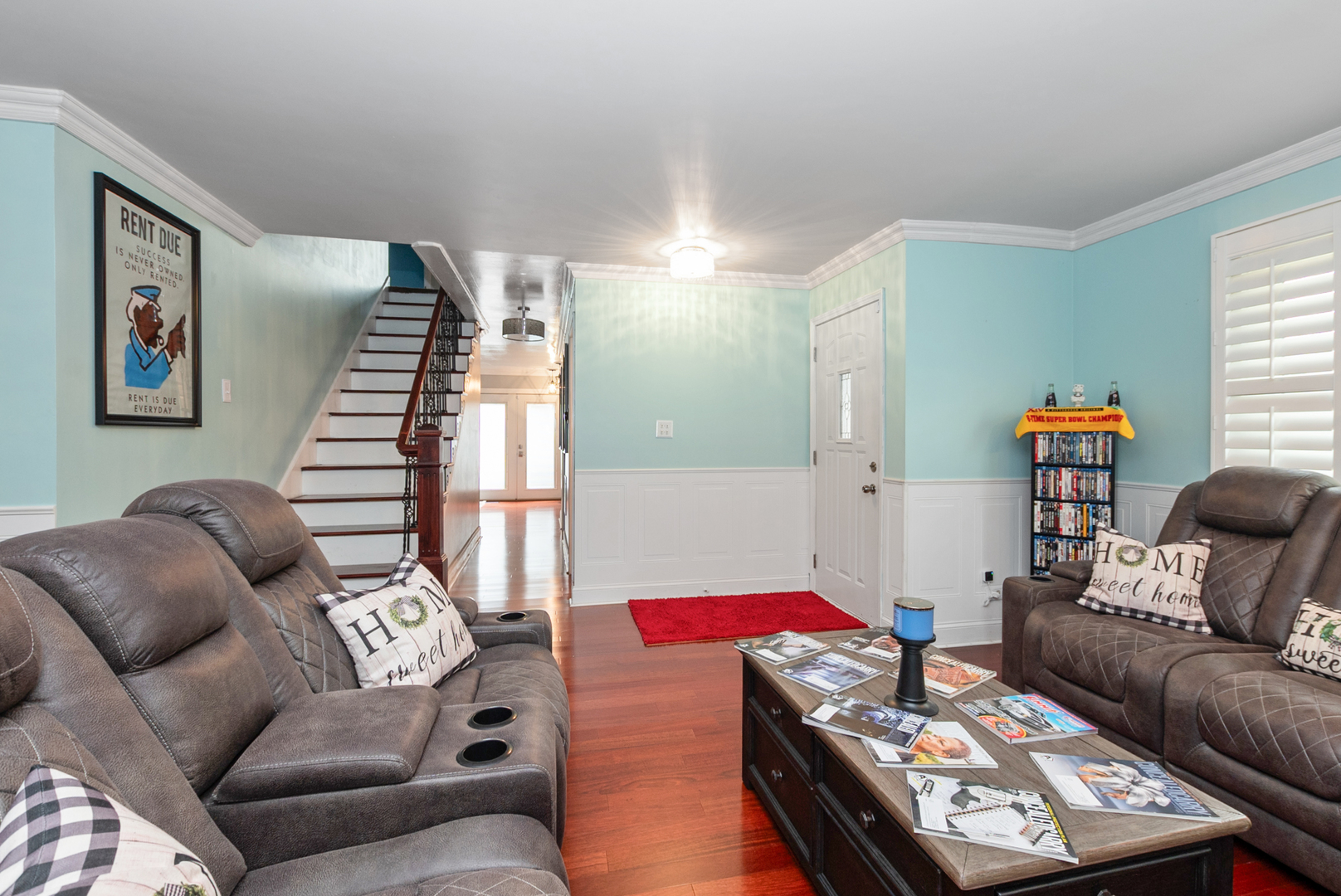 13 Oakview Road Matteson, IL 60443 - Photo 5 of 23 a living room with furniture and a couch