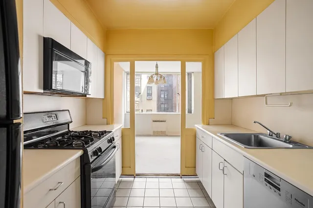 $1,150,000 | 333 East 69th Street, Unit 3J | Lenox Hill
