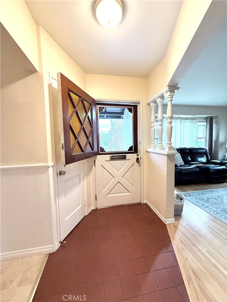970 West 8th Street San Pedro, CA 90731 - Photo 4 of 22 a view of a livingroom with furniture and an entryway