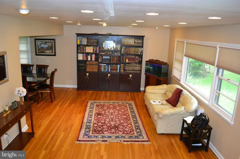 6507 Edenvale Road Baltimore, MD 21209 - Photo 10 of 20 Living Room
