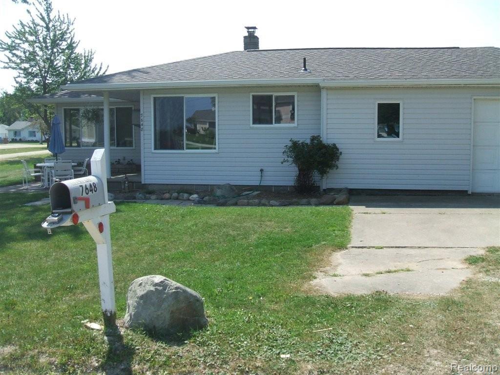 holiday exterior 002.JPG