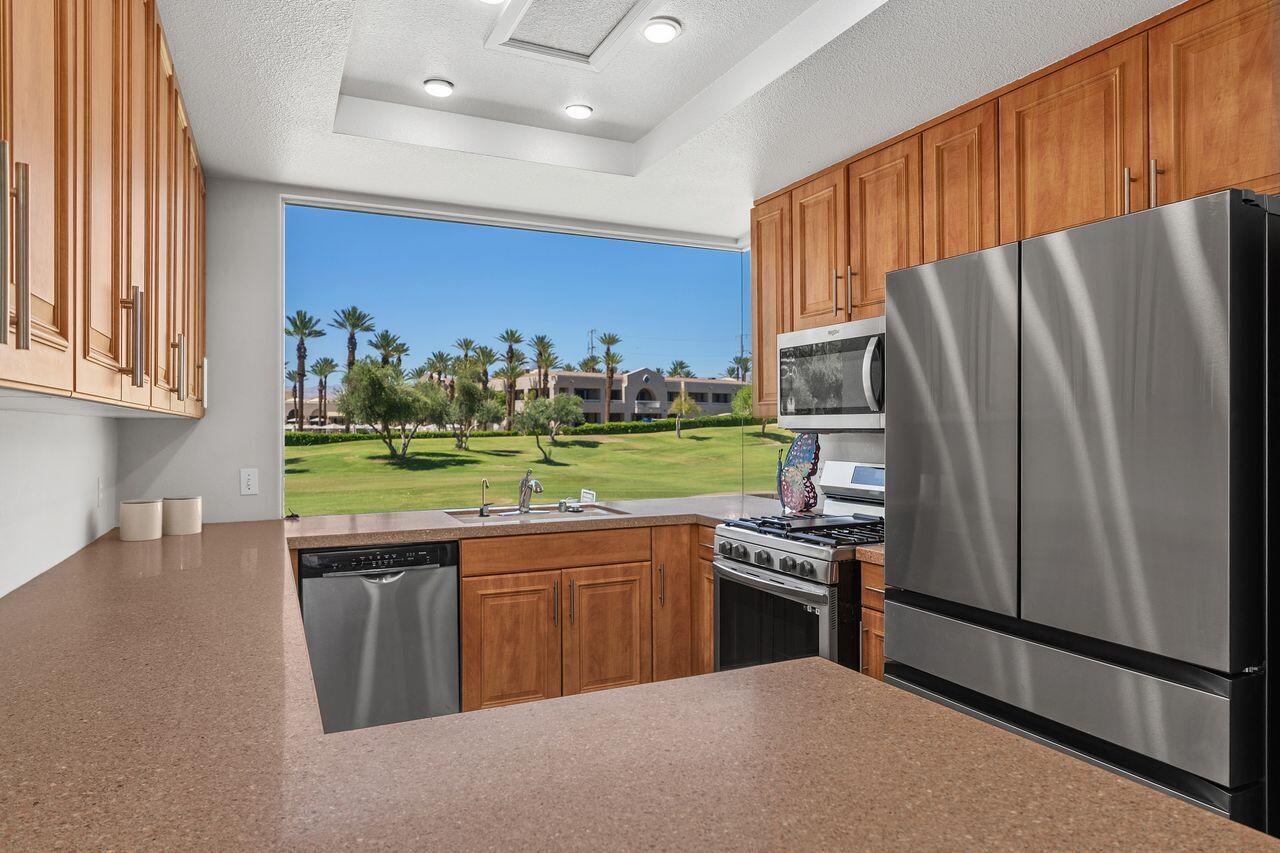 48 Pebble Beach Drive Rancho Mirage, CA 92270 - Photo 3 of 35 15_12136614_189772_189772-EI-115