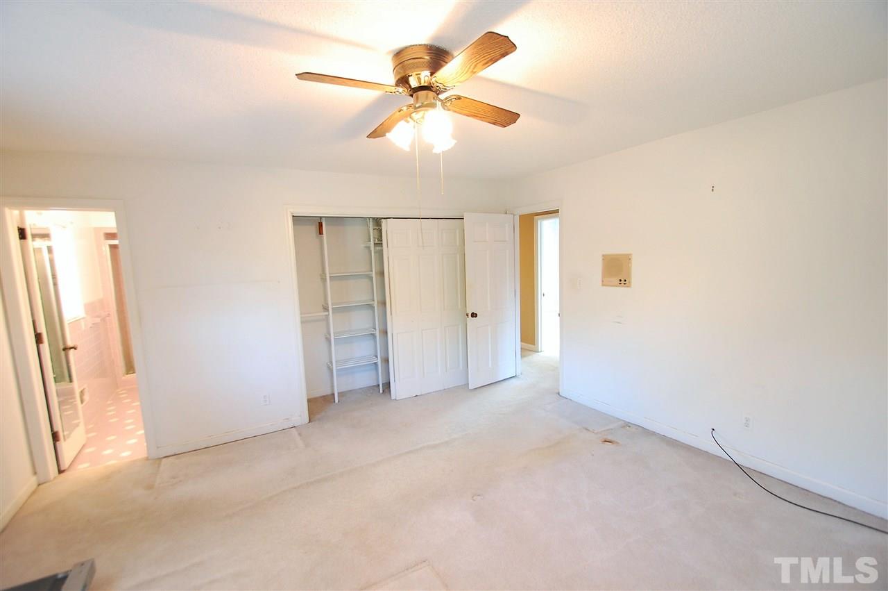 3004 Barnsley Lane Raleigh, NC 27604 - Photo 22 of 25 an empty room with ceiling fan and window