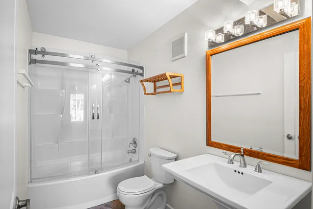 $1,975 | 629 Derry Court, Unit 1A, Schaumburg, IL 60193