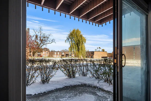 $1,975 | 629 Derry Court, Unit 1A, Schaumburg, IL 60193