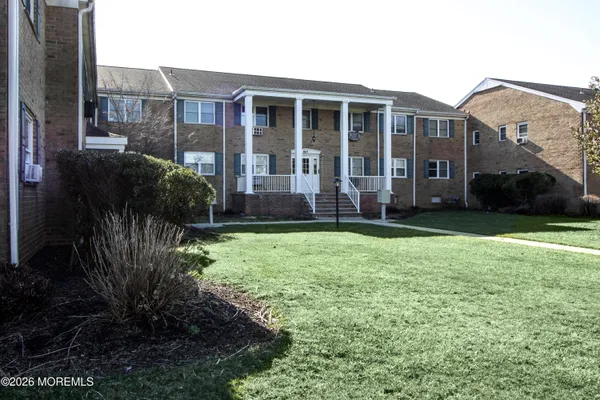 a view of a house with backyard and garden