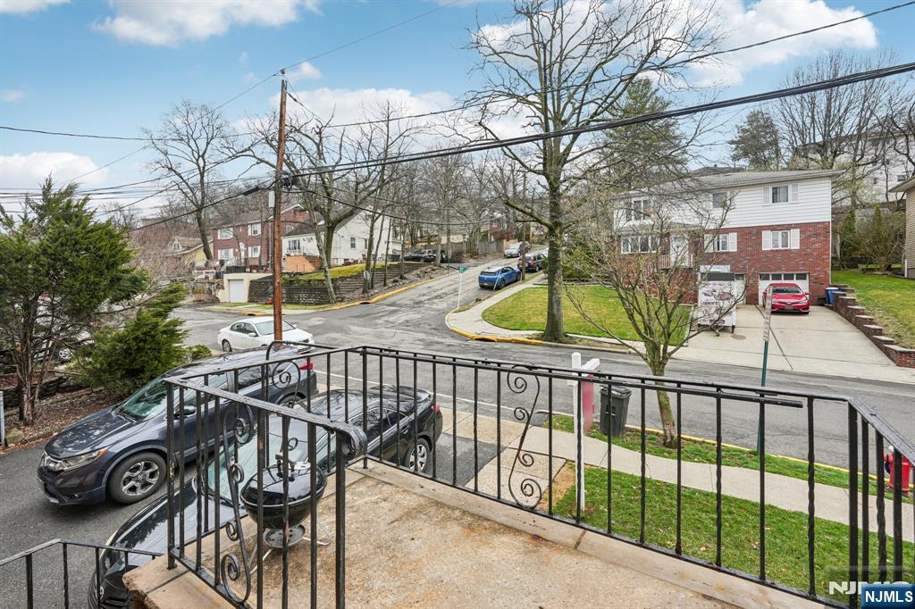 397 Oak Street Ridgefield, NJ 07657 - Photo 2 of 32