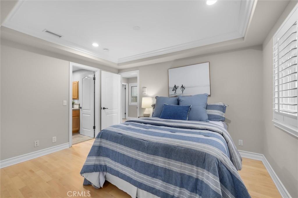 1042 Bayview Drive Hermosa Beach, CA 90254 - Photo 33 of 44 a spacious bedroom with a bed and window