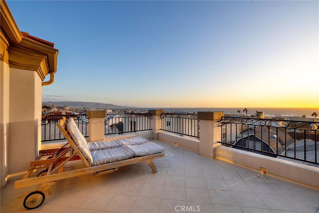 1042 Bayview Drive Hermosa Beach, CA 90254 - Photo 5 of 44 a view of a balcony with chairs