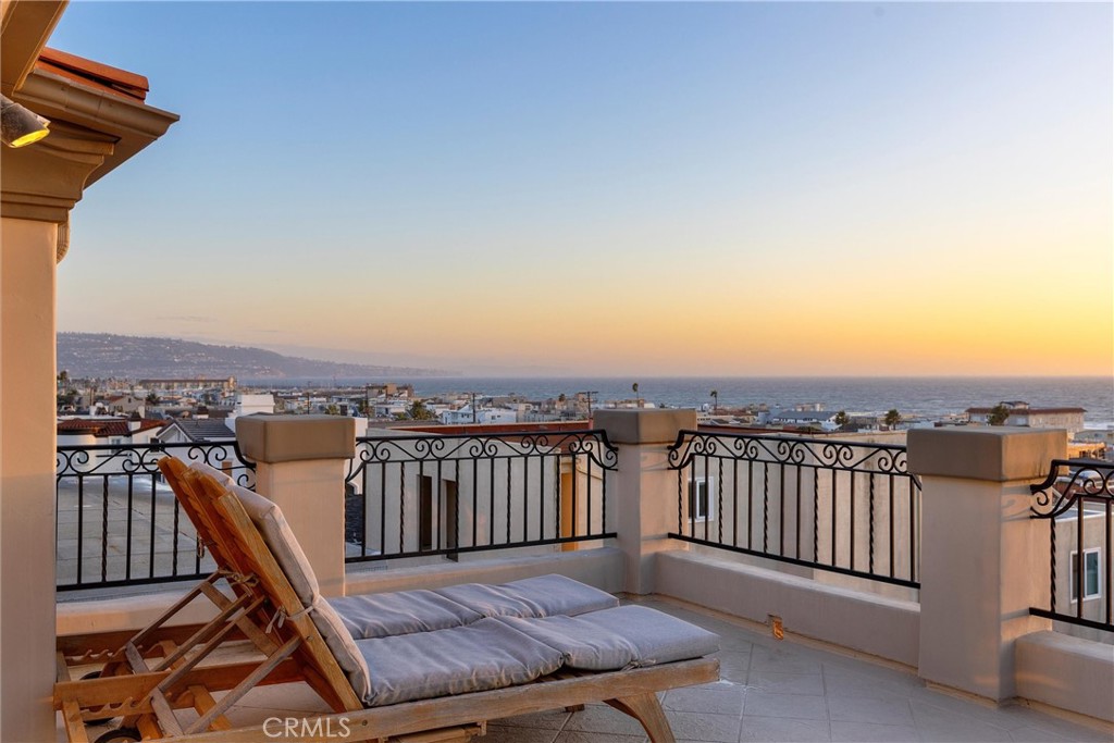 1042 Bayview Drive Hermosa Beach, CA 90254 - Photo 6 of 44 a balcony with a city view