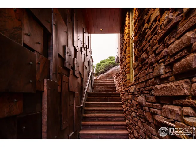 a view of entryway with a front door