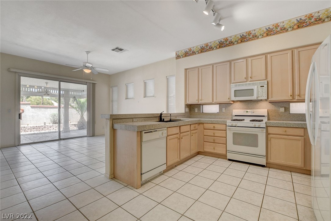 10024 Pinnacle View Place Las Vegas, NV 89134 - Photo 3 of 44