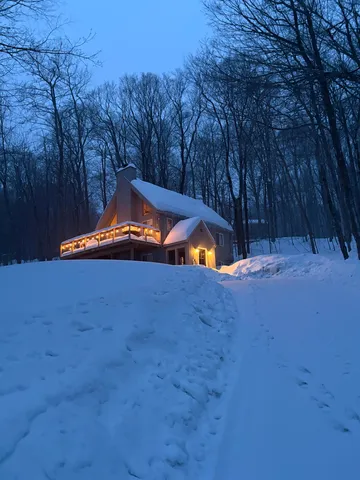 $439,000 | 22 Lower Howe's Road, Wilmington, VT 05363