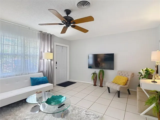 $2,100 | 139 Southeast Jefferson Circle North, St. Petersburg, FL 33703