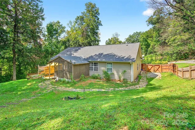 a view of a yard in front of house