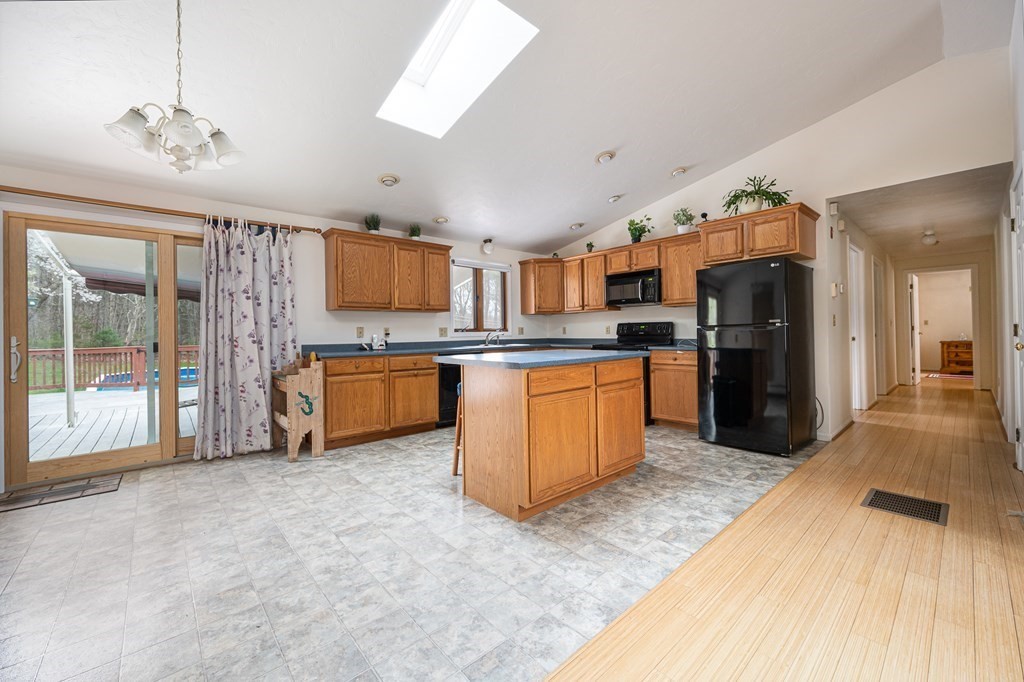 94 Federal Hill Road Oxford, MA 01540 - Photo 5 of 38 Gallery Image 5